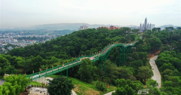 Núi Ba Đèo Quảng Ninh - Một điểm đến, hai trải nghiệm văn hóa phương Đông