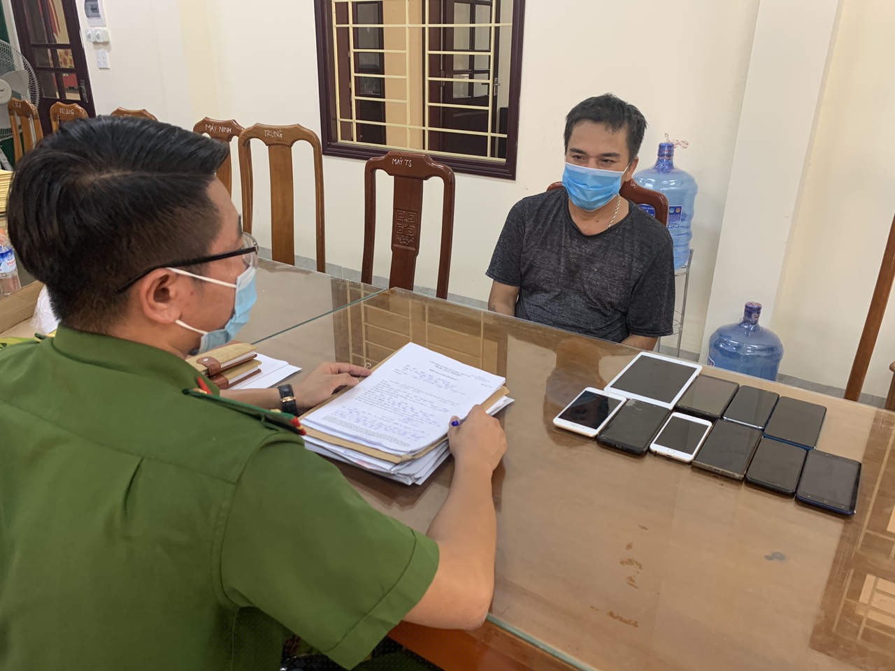 Đối tượng Mai Đức Tuân và tang vật các vụ trộm.