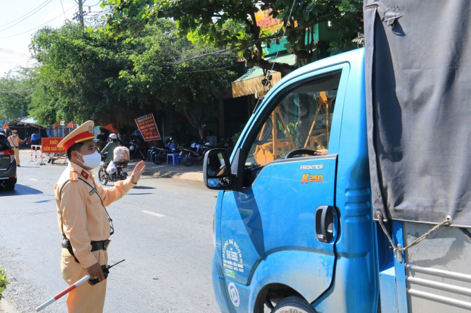 Lực lượng Công an thiết lập chốt kiểm tra tại cửa ngõ vào tỉnh An Giang