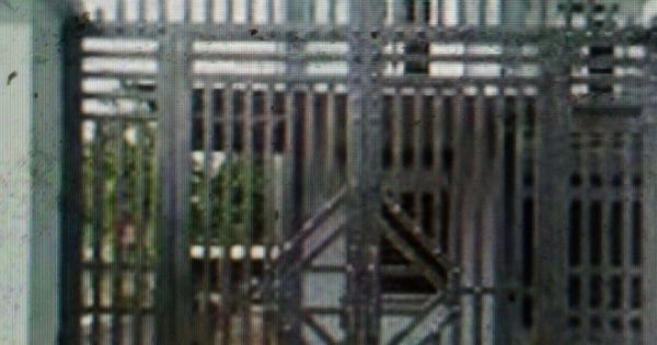 Quốc Oai: Điều tra vụ gã đàn ông 65 tuổi đấu điện lưới vào cổng sắt nhà người yêu