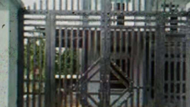 Cổng sắt nhà chị N. bị Thịnh đấu điện với ý định sát hại người yêu.