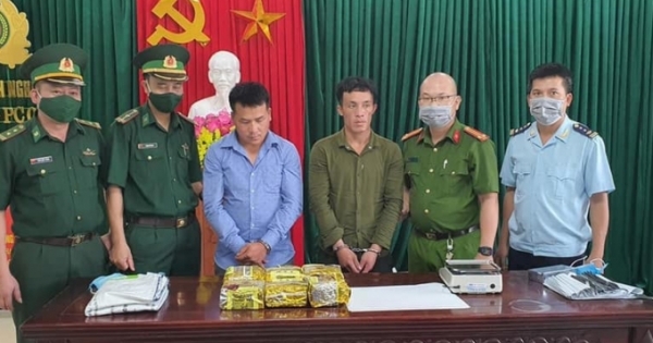 Nghệ An: Hai thanh niên "cõng" 6kg ma túy điều khiển mô tô chạy xuyên rừng