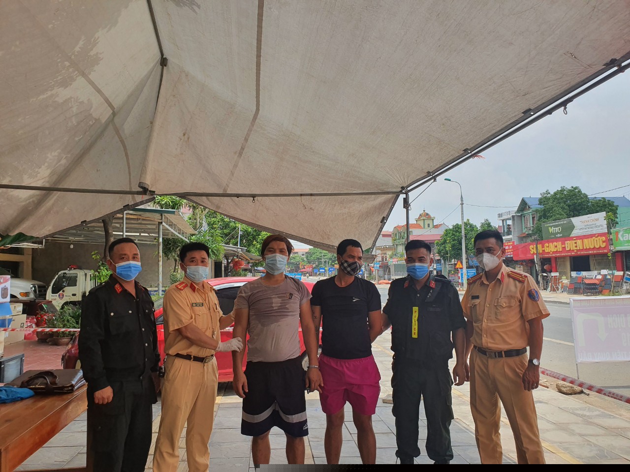 Lực lượng chức năng khống chế 2 đối tượng.