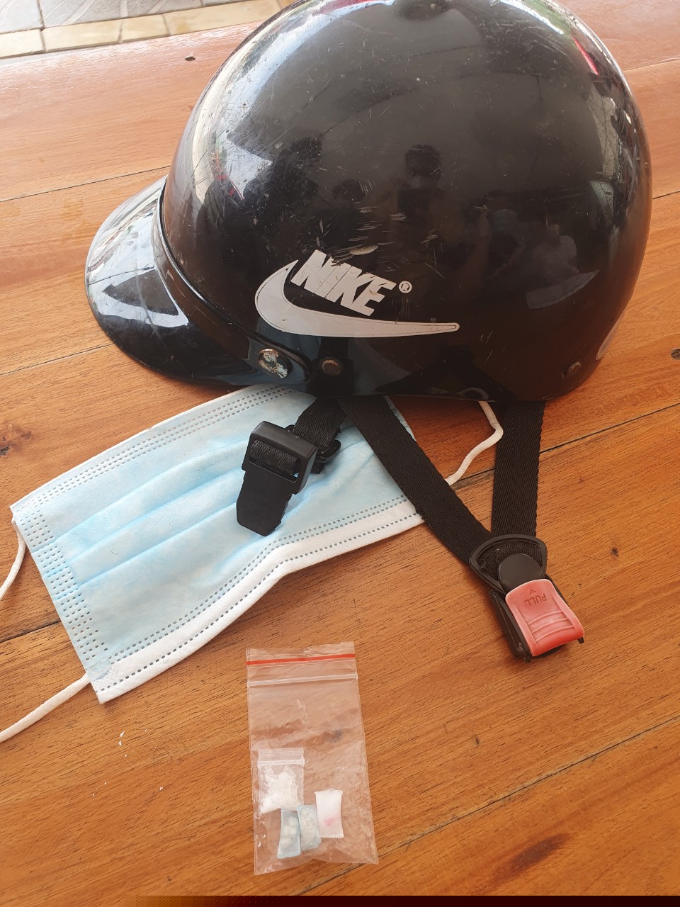 Số ma tuý giấu trong mũ bảo hiểm