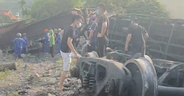 Quảng Ninh: Thông tin ban đầu về vụ lật tàu than kinh hoàng khiến 1 người bị thương