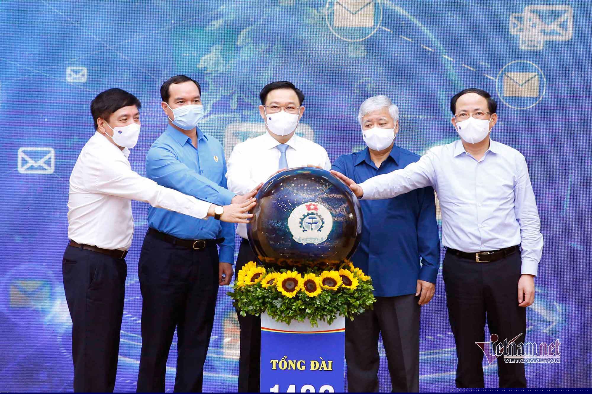 Chủ tịch Quốc hội Vương Đ&igrave;nh Huệ c&ugrave;ng l&atilde;nh đạo một số bộ, ng&agrave;nh tham dự ph&aacute;t động lễ nhắn tin