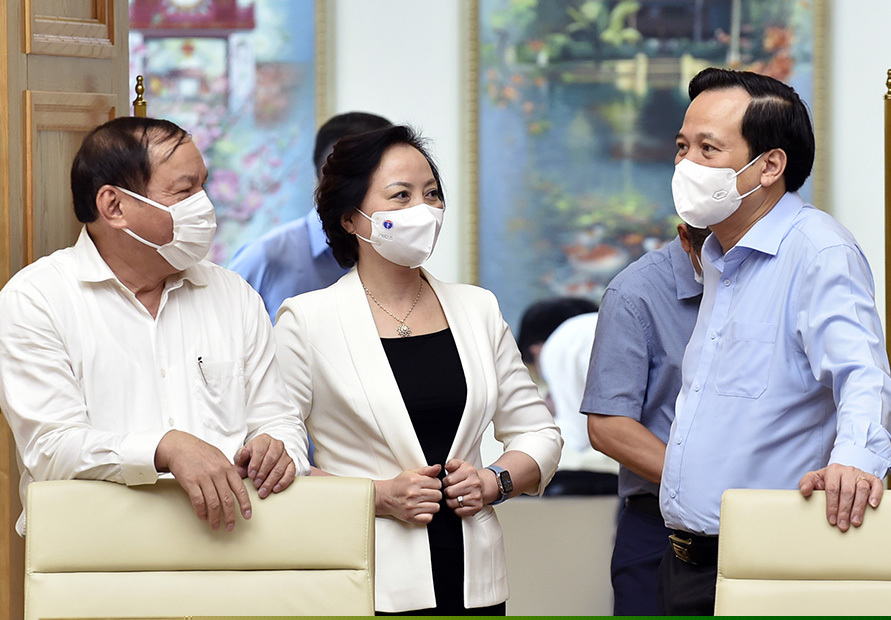 Bộ trưởng Nội vụ Phạm Thị Thanh Tr&agrave; (giữa) trao đổi với Bộ trưởng LĐTB&amp;amp;amp;XH Đ&agrave;o Ngọc Dung v&agrave; Bộ trưởng VHTT&amp;amp;amp;DL Nguyễn Văn H&ugrave;ng tại phi&ecirc;n họp Ch&iacute;nh phủ s&aacute;ng nay. Ảnh: VGP