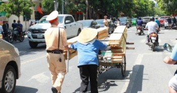 Hình ảnh đẹp người chiến sỹ CSGT Nghệ An tiếp sức mùa thi