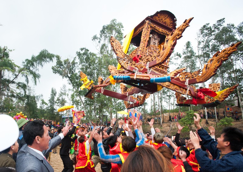 Một màn tung kiệu đặc sắc trong Lễ hội Đền Cờn.