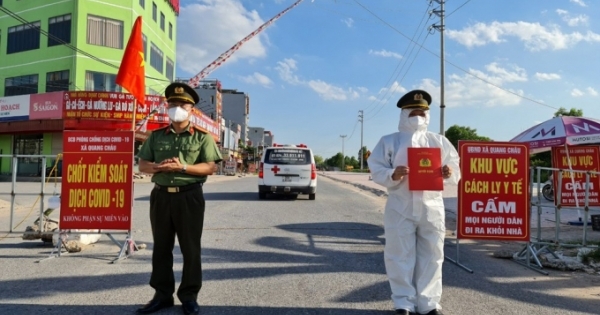 Các chiến sĩ công an đón nhận Quyết định thăng cấp ngay tại chốt dịch Covid-19