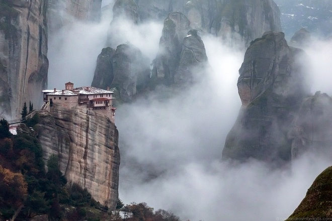 Vào cuối thế kỷ XIV, triều đại của đế chế Byzantine bị đe dọa bởi Thổ Nhĩ Kỳ. Các ẩn sĩ đang tìm cách rút lui khỏi sự chiếm đóng của Thổ Nhĩ Kỳ nhận thấy những cột đá không thể tiếp cận của Meteora là nơi ẩn náu lý tưởng. Hơn 20 tu viện được xây dựng bắt đầu từ thế kỷ XIV. Sáu trong số đó vẫn còn tồn tại cho đến ngày nay.