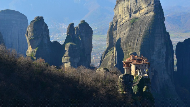 Năm 1921, Hoàng hậu Marie của Romania đến thăm Meteora và trở thành người phụ nữ đầu tiên được phép vào tu viện Great Meteoron.