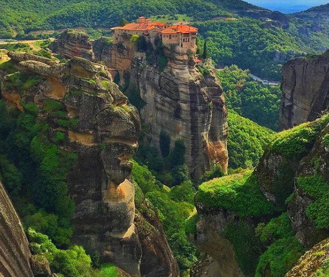 Trong suốt thế kỷ 17-18, Meteora đã trở thành nơi ẩn náu của những người Hy Lạp muốn thoát khỏi sự thống trị hà khắc của các lãnh chúa Ottoman. Nơi này thu hút không chỉ các tín đồ mà còn cả các nhà thơ, triết gia và nhà tư tưởng nổi tiếng. Một số người nói rằng nếu không có các tu viện Meteora, truyền thống và văn hóa Hy Lạp sẽ chết.