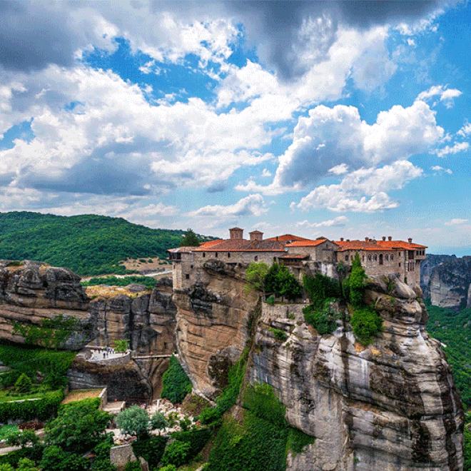 Những tu viện trên đỉnh núi đá cao hiểm trở ở miền Trung của Hy Lạp là địa điểm hút khách tham quan trong vài năm trở lại đây. Các tu viện cổ này đã được đưa vào danh sách di sản thế giới của UNESCO.