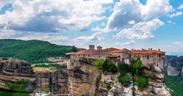 Tu viện 700 năm tuổi "lơ lửng trên không trung"