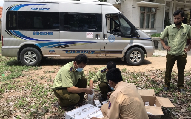 Gia Lai: Phát hiện xe khách vận chuyển 350 bao thuốc lá lậu và cá thả động vật rừng