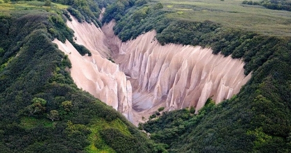 Vẻ đẹp kỳ ảo của thung lũng đá trắng như ở hành tinh khác