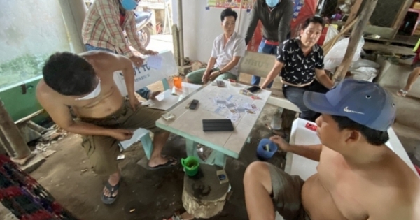 An Giang: Bắt giữ 5 đối tượng đánh bài tây ăn tiền, tạm giữ gần 23 triệu đồng