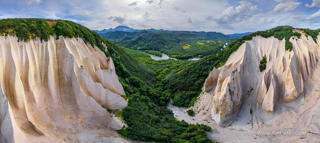 Thung lũng trắng nằm ở Kamchatka, Nga.