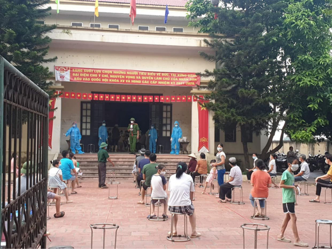 Lấy mẫu xét nghiệm cho người dân xã Đình Tổ, huyện Thuận Thành. Ảnh: T. Hảo