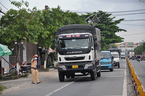 Lực lượng làm nhiệm vụ tại các chốt chặn nhằm kiểm soát lượng người và phương tiện đổ về thành phố trong những ngày qua.