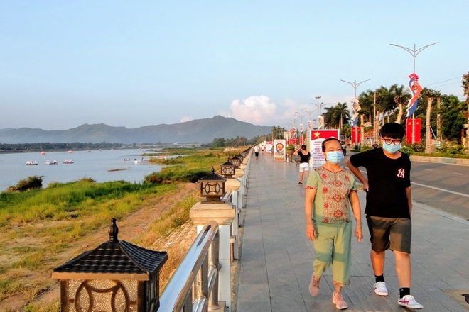 Mỗi buổi sáng hay chiều, người dân ven sông Lại Giang có thể thư giãn dạo bộ dọc bờ sông để cảm nhận không khí trong lành, mát mẻ. 