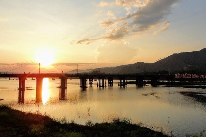 Hoàng hôn bình yên trên sông Lại Giang. 