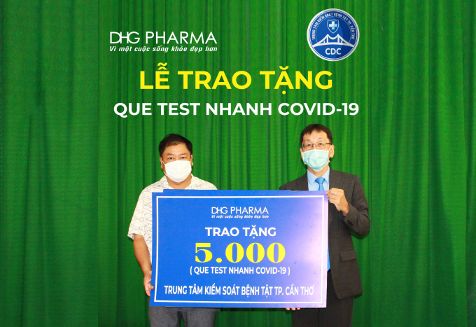 2.	Ông Masashi Nakaura – TGĐ đại diện DHG trao tặng 5.000 bộ que test nhanh covid 19 cho Ông Trần Trường Chinh – Phó Giám đốc Trung tâm Kiểm soát bệnh tật TP. Cần Thơ.