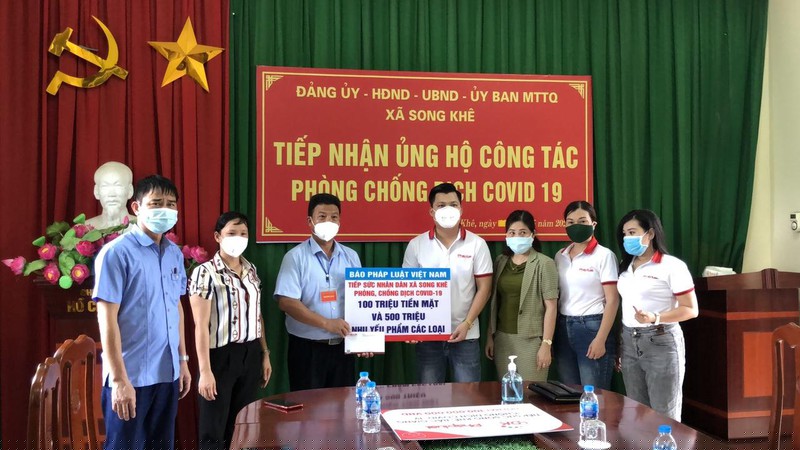 Đại diện Báo Pháp luật Việt Nam trao tặng tiền, nhu yếu phẩm cho nhân dân xã Song Khê.
