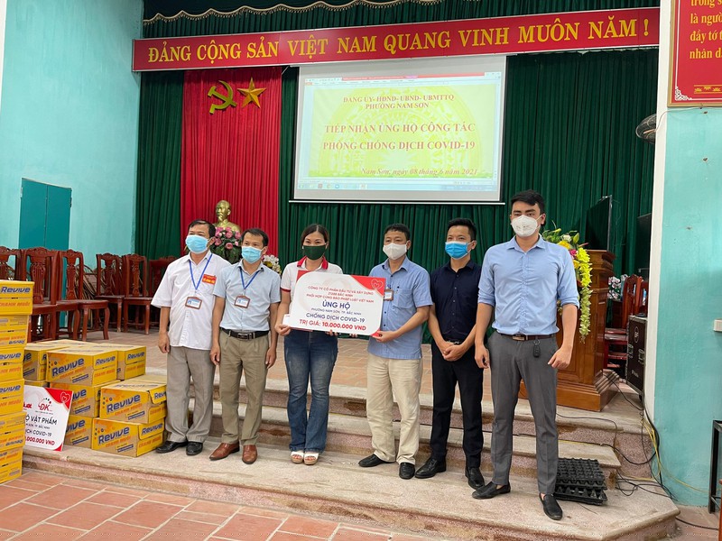 Ông Nguyễn Văn Hoằng - Chủ tịch UNND phường Nam Sơn tiếp nhận tấm lòng của các nhà hảo tâm trao tặng.