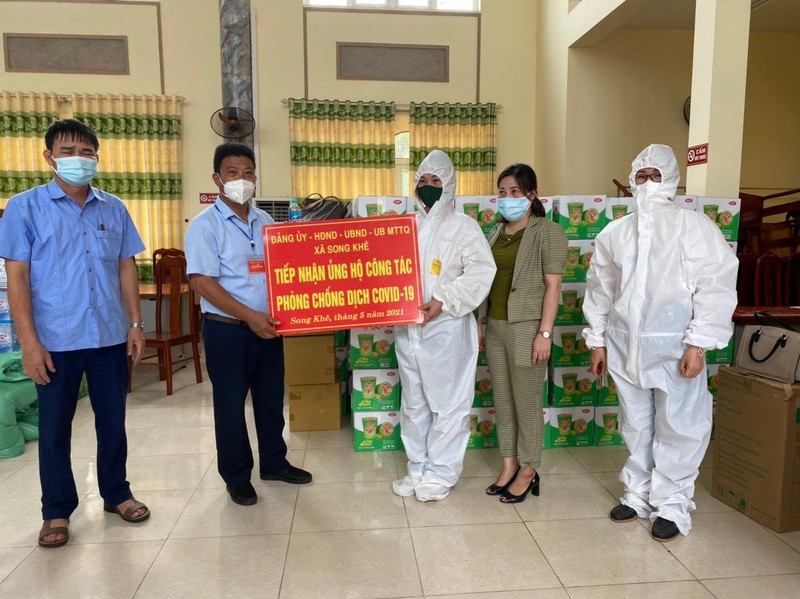 Tiếp nhận nhu yếu phẩm tại xã Song Khê.