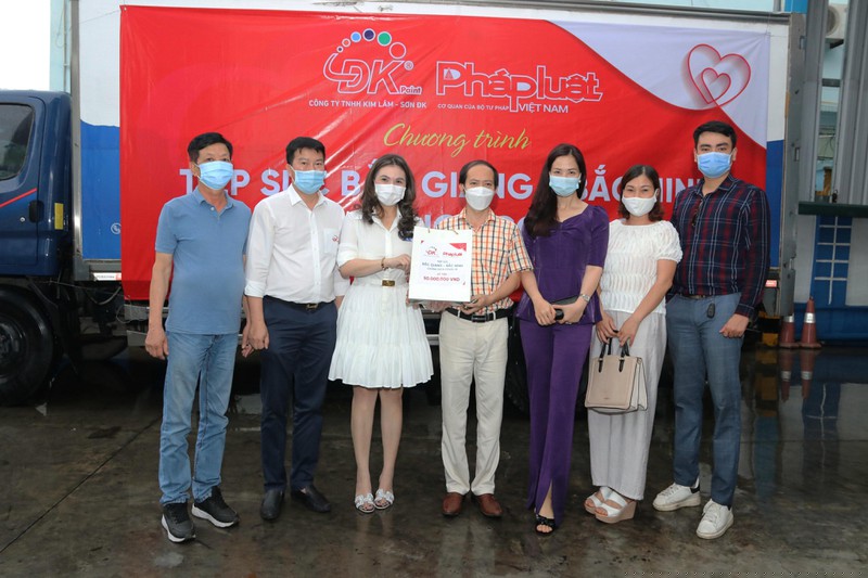 Đại diện Báo Pháp luật Việt Nam tiếp nhận tài trợ từ Công ty TNHH Kim Lâm.