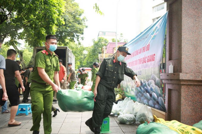 Các chiến sỹ Công an hết mình hỗ trợ việc tiêu thụ dưa hấu.