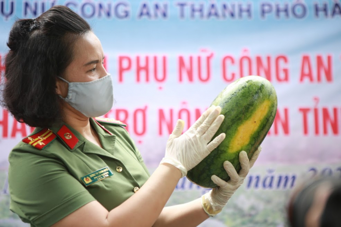 Hội Phụ nữ Công an Hà Nội hỗ trợ bà con trong mùa dịch, giúp tiêu thụ sản phẩm nhanh nhất có thể.