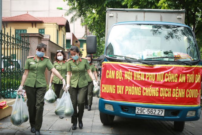 Để hạn chế việc tập trung đông người, các mặt hàng nông sản được các thành viên đóng sẵn thành từng túi.