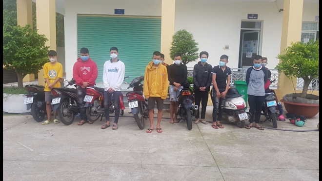 Nhóm thanh, thiếu niên tham gia cổ vũ đua xe trái phép.