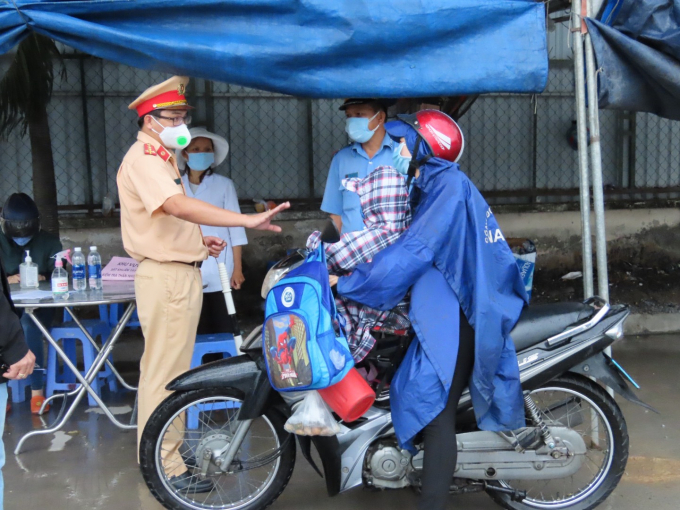 Nhiều người tham gia giao th&ocirc;ng tự gi&aacute;c trong việc khai b&aacute;o y tế, đo th&acirc;n nhiệt v&agrave; c&ugrave;ng cộng đồng ngăn chặn kh&ocirc;ng cho dịch l&acirc;y lan.
