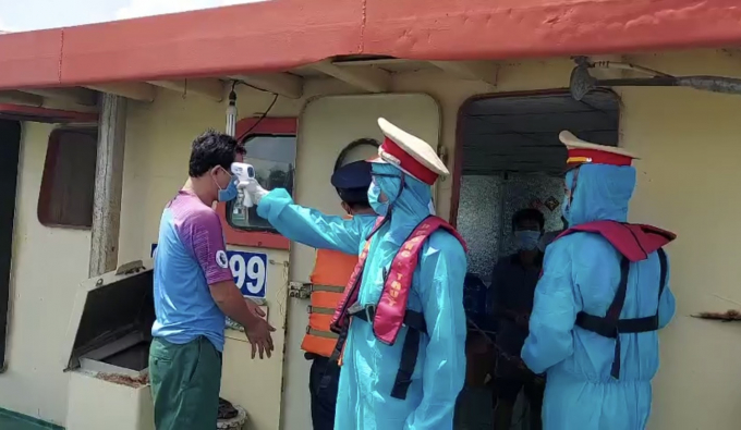 Qua c&ocirc;ng t&aacute;c kiểm tra, tuy&ecirc;n truyền v&agrave; hướng dẫn ph&ograve;ng chống dịch, c&aacute;c thuyền trưởng v&agrave; những người đi tr&ecirc;n t&agrave;u rất phấn khởi v&agrave; quyết t&acirc;m c&ugrave;ng nhau chống dịch để đất nước được b&igrave;nh y&ecirc;n.