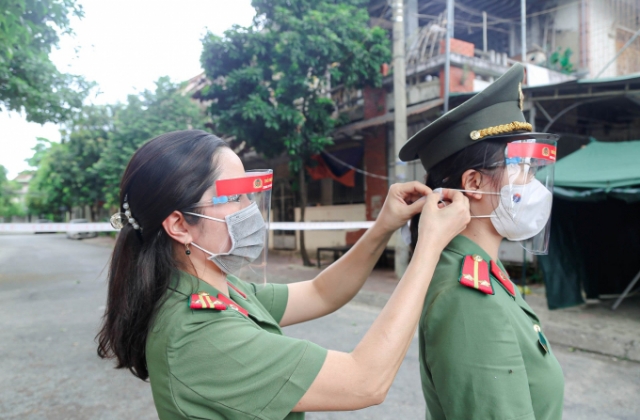 Tuổi trẻ Công an Hà Tĩnh miệt mài làm mũ chắn giọt bắn tặng lực lượng tuyến đầu chống dịch Covid-19