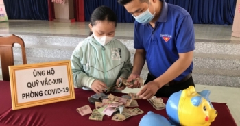 Một học sinh đập heo đất ủng hộ Quỹ vaccine phòng dịch Covid-19