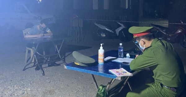 Lội ruộng vượt chốt kiểm soát Covid-19 tại Hà Tĩnh