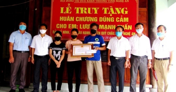 Truy tặng Huân chương dũng cảm cho nam sinh quên mình cứu 2 em nhỏ bị đuối nước