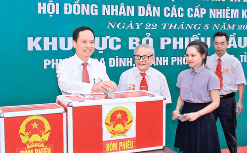 Đồng chí Trịnh Văn Chiến, Ủy viên Trung ương Đảng, Bí thư Tỉnh ủy, Chủ tịch HĐND tỉnh và cử tri phố 10, bỏ phiếu bầu cử tại khu vực bỏ phiếu số 6 - phường Ba Đình, TP Thanh Hóa.