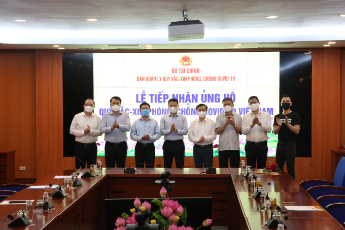 Đại diện Tập đoàn Sun Group trao 300 tỷ cho Quỹ vắc-xin.