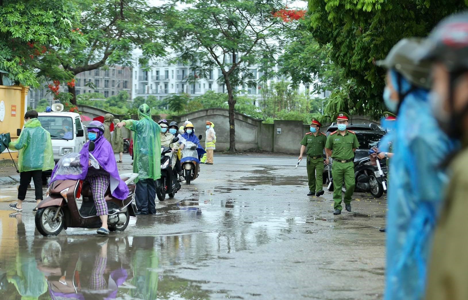 Phụ huynh đội mưa, đưa hơn 93.000 thí sinh dự kỳ thi “nóng như lửa” - Ảnh 7.