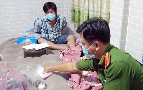 Đang bị truy nã vẫn “ngựa quen đường cũ” dùng súng đạn đi buôn ma tuý