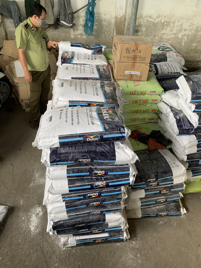 Phát hiện bột trét cao cấp nhãn hiệu Dulux có dấu hiệu bị giả mạo. Ảnh Cục QLTT Vĩnh Long