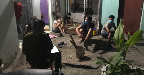 Bắc Giang: Bất chấp quy định phòng dịch, 7 người tụ tập xem bóng đá