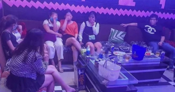 Bất chấp lệnh cấm do Covid-19, karaoke VBox vẫn mở cửa đón khách