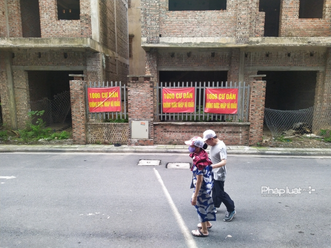 Nhiều căn liền kề tại đây mới chỉ hoàn thiện phần thô và bỏ hoang.